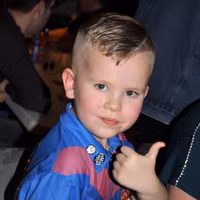 Cậu bé 8 tuổi vô địch giải phi tiêu dành cho người lớn