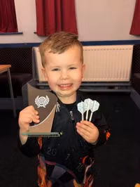 Cậu bé 8 tuổi vô địch giải phi tiêu dành cho người lớn