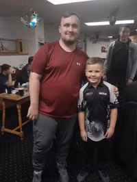 Cậu bé 8 tuổi vô địch giải phi tiêu dành cho người lớn