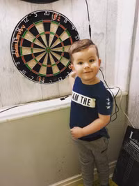 Cậu bé 8 tuổi vô địch giải phi tiêu dành cho người lớn