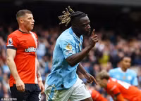 Chùm ảnh: Man City đè bẹp Luton, chiếm ngôi đầu Ngoại hạng Anh