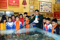 Học sinh tiểu học tập làm chiến sỹ ảnh 2