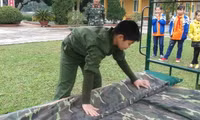 Học sinh tiểu học tập làm chiến sỹ ảnh 7