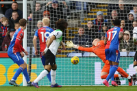 Liverpool lên đỉnh bảng Ngoại hạng Anh sau trận thắng tranh cãi