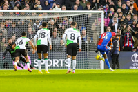 Liverpool lên đỉnh bảng Ngoại hạng Anh sau trận thắng tranh cãi