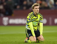 Unai Emery ‘trả thù ngọt ngào’, đá văng Arsenal khỏi ngôi đỉnh bảng