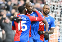 Liverpool lên đỉnh bảng Ngoại hạng Anh sau trận thắng tranh cãi