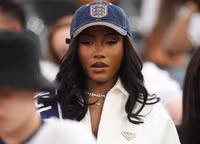 Các nàng WAGs tuyển Anh rạng rỡ trên khán đài trận gặp Đan Mạch 