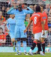 Balotelli cầm lái, siêu xe Audi Q8 biến dạng, văng bánh trước