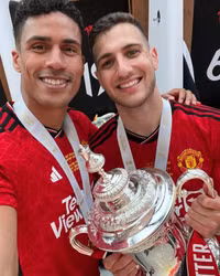 Vô địch Cup FA, thầy trò Erik ten Hag ăn mừng cuồng nhiệt trong phòng thay đồ 