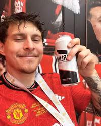 Vô địch Cup FA, thầy trò Erik ten Hag ăn mừng cuồng nhiệt trong phòng thay đồ 