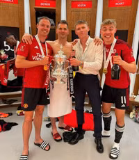 Vô địch Cup FA, thầy trò Erik ten Hag ăn mừng cuồng nhiệt trong phòng thay đồ 