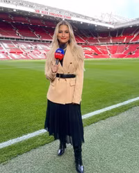 Nụ cười tỏa nắng của nàng MC nóng bỏng kênh Sky Sports 