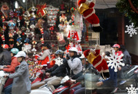 Bông tuyết trắng cùng ông già Noel hiện diện trên các khung cửa.