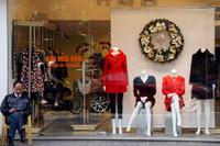 Cửa hàng thời trang mùa giáng sinh.