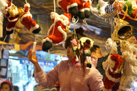 Đèn điện lung linh tại các trung tâm thương mại với những cây thông lớn.