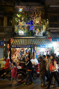 Một cửa hàng ở phố Háng Mã trang trí rất đẹp trong dịp lễ giáng sinh thu hút khách hàng.