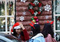 Các bạn trẻ vui vẻ với những phụ kiện của lễ giáng sinh.