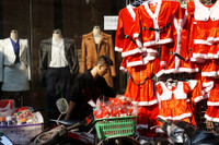 Thời trang công sở cùng thời trang đỏ rực của ông già tuyết.