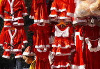 Các bạn trẻ vui vẻ với những phụ kiện của lễ giáng sinh.