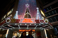 Đèn điện lung linh tại các trung tâm thương mại với những cây thông lớn.