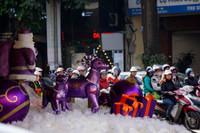 Cách trang trí chào đón giáng sinh ở khắp nơi thu thút người đi đường.