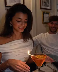 Bạn gái tay đua F1 khoe ảnh ‘bỏng mắt’ 