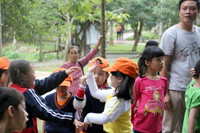 Ngộ nghĩnh học sinh Tiểu học trong hoạt động giáo dục ngoại khóa ảnh 5