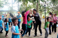 Ngộ nghĩnh học sinh Tiểu học trong hoạt động giáo dục ngoại khóa ảnh 8