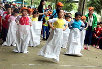 Ngộ nghĩnh học sinh Tiểu học trong hoạt động giáo dục ngoại khóa ảnh 3