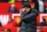 Chùm ảnh: Arsenal, Man City vui mừng trước kết quả trận Man Utd - Liverpool