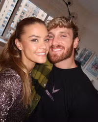 Cặp đôi võ sĩ MMA nổi tiếng và người mẫu tuyệt đẹp báo tin vui