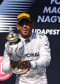 Tay đua lừng danh Hamilton đón giao thừa cùng siêu mẫu 'nóng bỏng' 