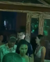 Tay đua lừng danh Hamilton đón giao thừa cùng siêu mẫu 'nóng bỏng' 