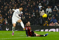 Tottenham tưng bừng chào năm mới, giao thừa buồn cho Arsenal 