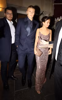 Haaland bảnh bao cùng bạn gái người mẫu dạo phố Paris 