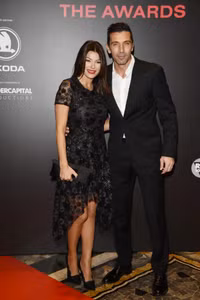 Thủ môn huyền thoại Buffon chuẩn bị… lấy vợ