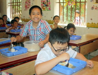 10 năm duy trì bữa ăn cho học sinh với gánh cơm bán trú ảnh 6 10 năm duy trì bữa ăn cho học sinh với gánh cơm bán trú ảnh 6