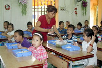 10 năm duy trì bữa ăn cho học sinh với gánh cơm bán trú ảnh 7 10 năm duy trì bữa ăn cho học sinh với gánh cơm bán trú ảnh 7