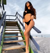 Cổ động viên quyến rũ nhất châu Âu 'đốt nóng' khán đài trận Albania – Croatia 