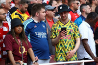 Cổ động viên Arsenal thất thần khi nghe tin Man City đăng quang Ngoại hạng Anh 