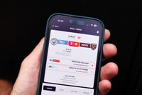 Cổ động viên Arsenal thất thần khi nghe tin Man City đăng quang Ngoại hạng Anh 