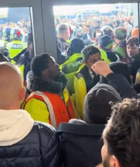 Chùm ảnh: Hỗn loạn sau trận Tottenham – Arsenal, cảnh sát vào cuộc