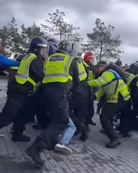 Chùm ảnh: Hỗn loạn sau trận Tottenham – Arsenal, cảnh sát vào cuộc