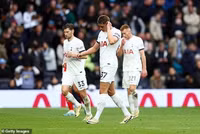 Chùm ảnh: Hỗn loạn sau trận Tottenham – Arsenal, cảnh sát vào cuộc