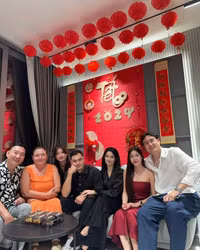 Dàn cầu thủ Việt 'lột xác' bảnh bao bên vợ con dịp Tết