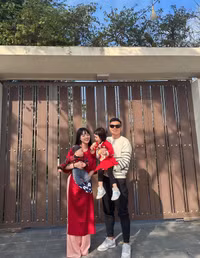 Dàn cầu thủ Việt 'lột xác' bảnh bao bên vợ con dịp Tết