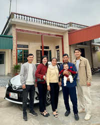 Dàn cầu thủ Việt 'lột xác' bảnh bao bên vợ con dịp Tết
