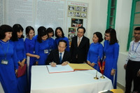 Chủ tịch nước Trần Đại Quang dự khai giảng năm học mới tại Trường THCS Trưng Vương - Hà Nội ảnh 6  Chủ tịch nước Trần Đại Quang dự khai giảng năm học mới tại Trường THCS Trưng Vương - Hà Nội ảnh 6