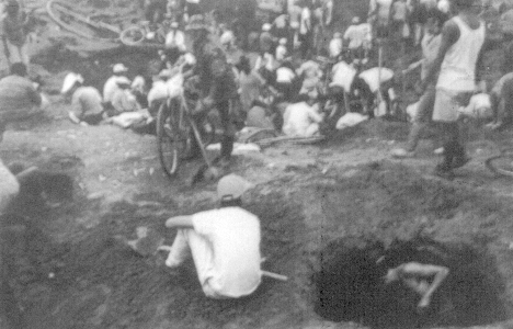 Cuối năm 1992, Malagana nườm nượp người đào vàng. Ảnh: Ancient-origins.net